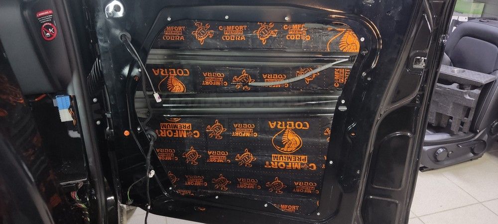 Шумоизоляция дверей Mercedes V250