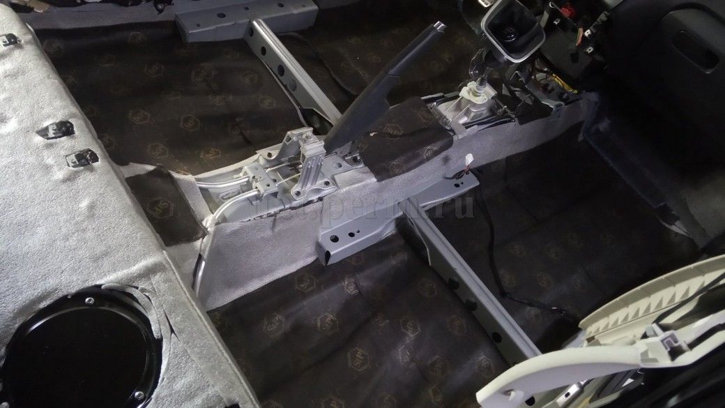 VW Polo - шумоизоляция пола