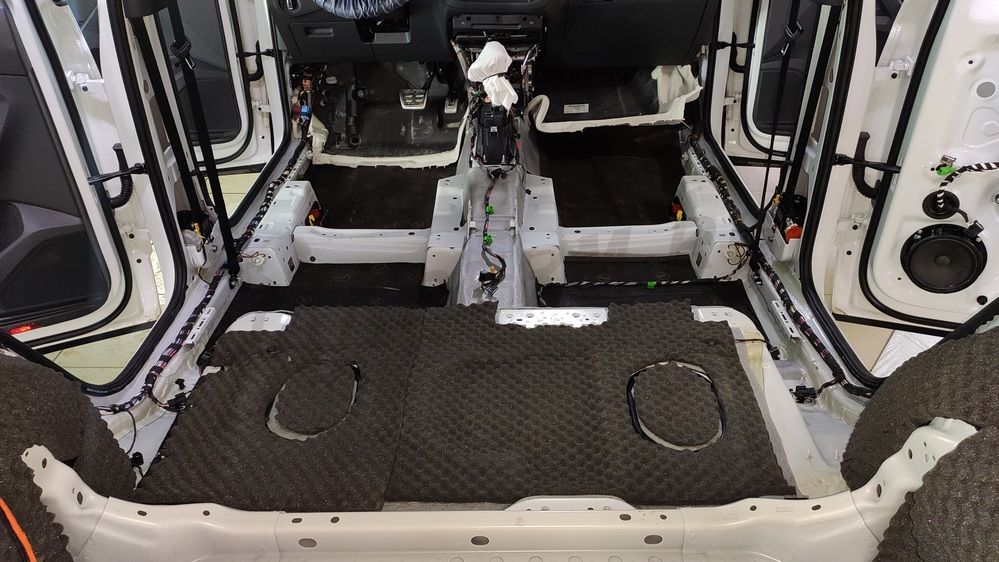 Шумоизоляция пола VW Tiguan