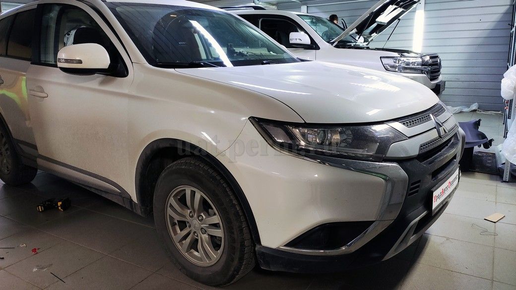 Установка магнитолы и камеры заднего вида на Mitsubishi Outlander