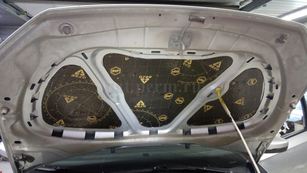 VW Polo - шумоизоляция капота
