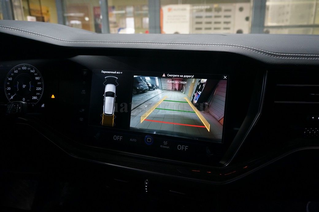 VW Touareg - установка камеры заднего вида