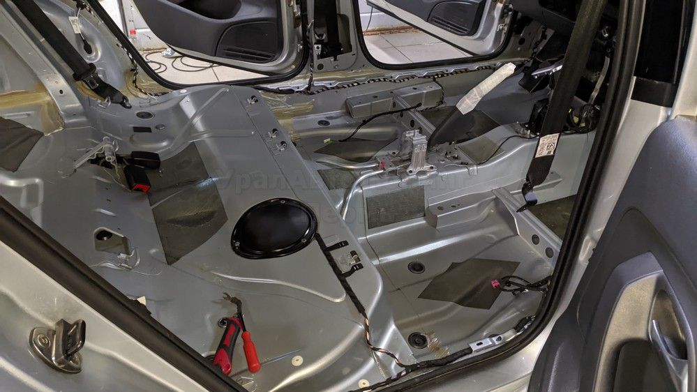 Шумоизоляция пола VW Polo