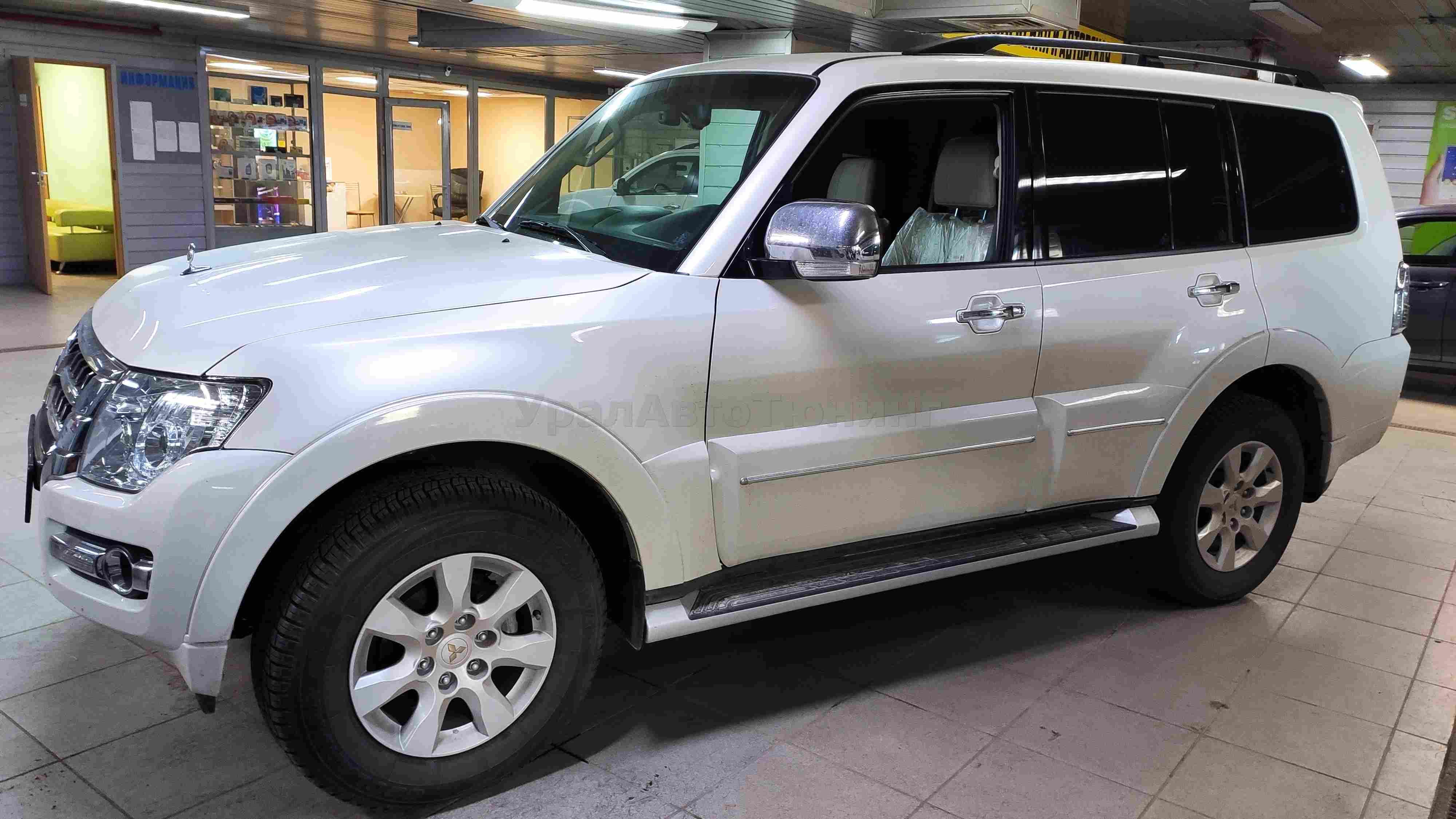 Установка зеркал с подогревом на Mitsubishi Pajero 4