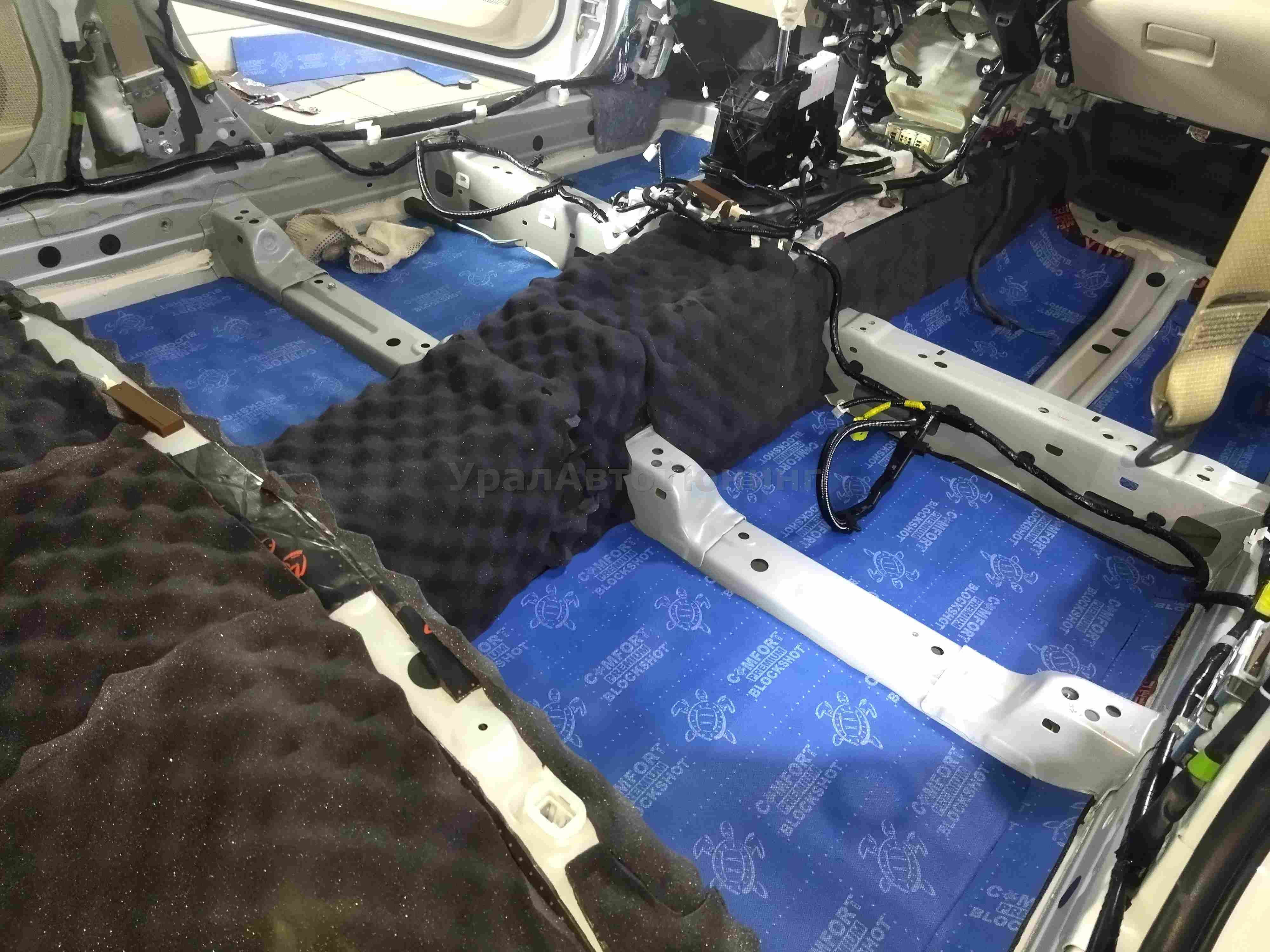 Шумоизоляция пола Toyota Camry
