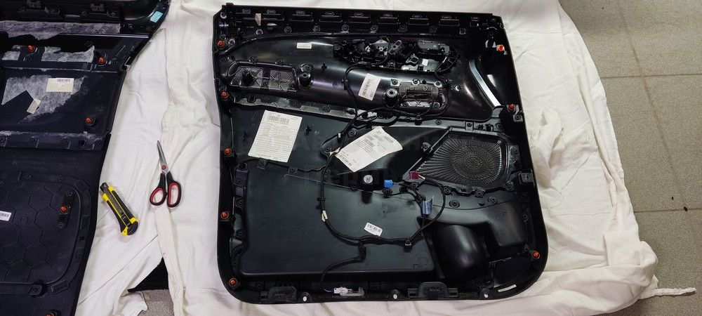 Шумоизоляция дверей Mercedes V250