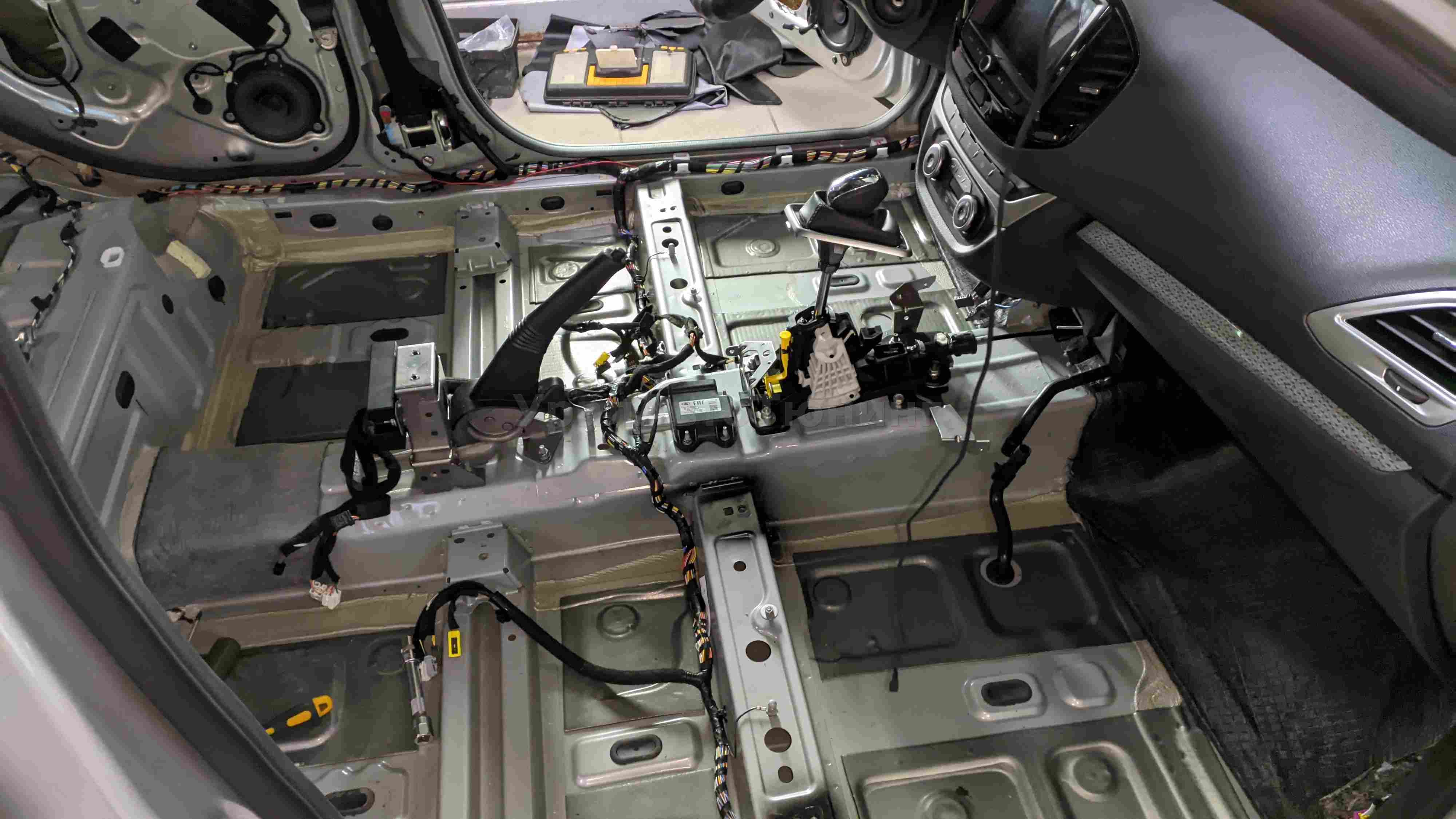 Шумоизоляция пола Lada Vesta