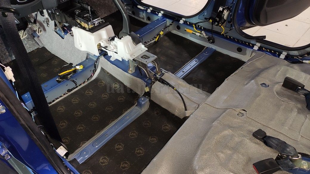 Шумоизоляция пола Mitsubishi ASX