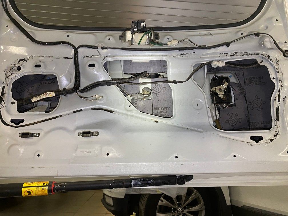 Шумоизоляция крышки багажника Toyota Land Cruiser Prado