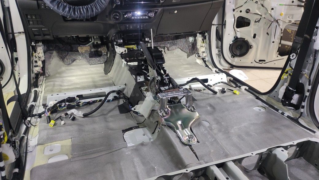 Шумоизоляция пола Toyota Hilux