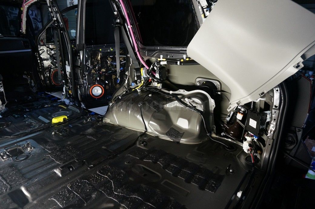 Toyota Land Cruiser 200 - шумоизоляция пола