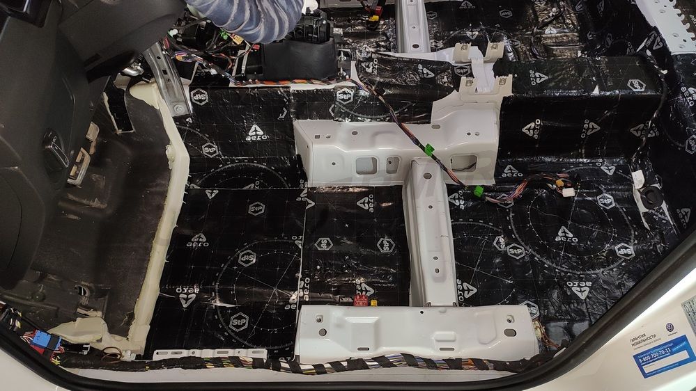 Шумоизоляция пола VW Tiguan